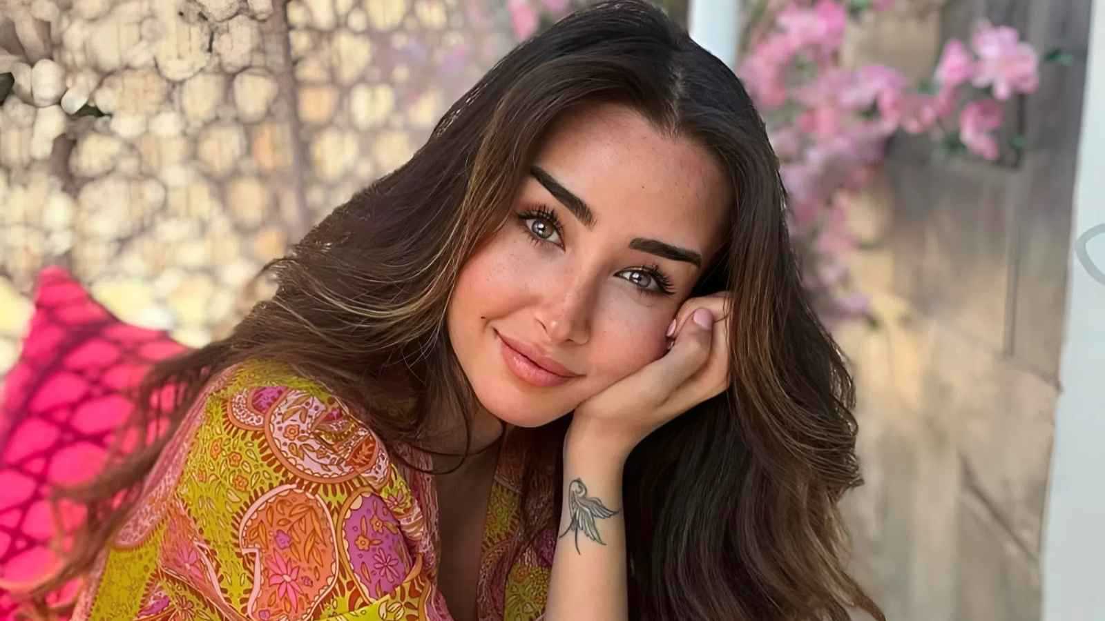 رد فعل صادم لمعجب لحظة رؤيته هنا الزاهد (فيديو)