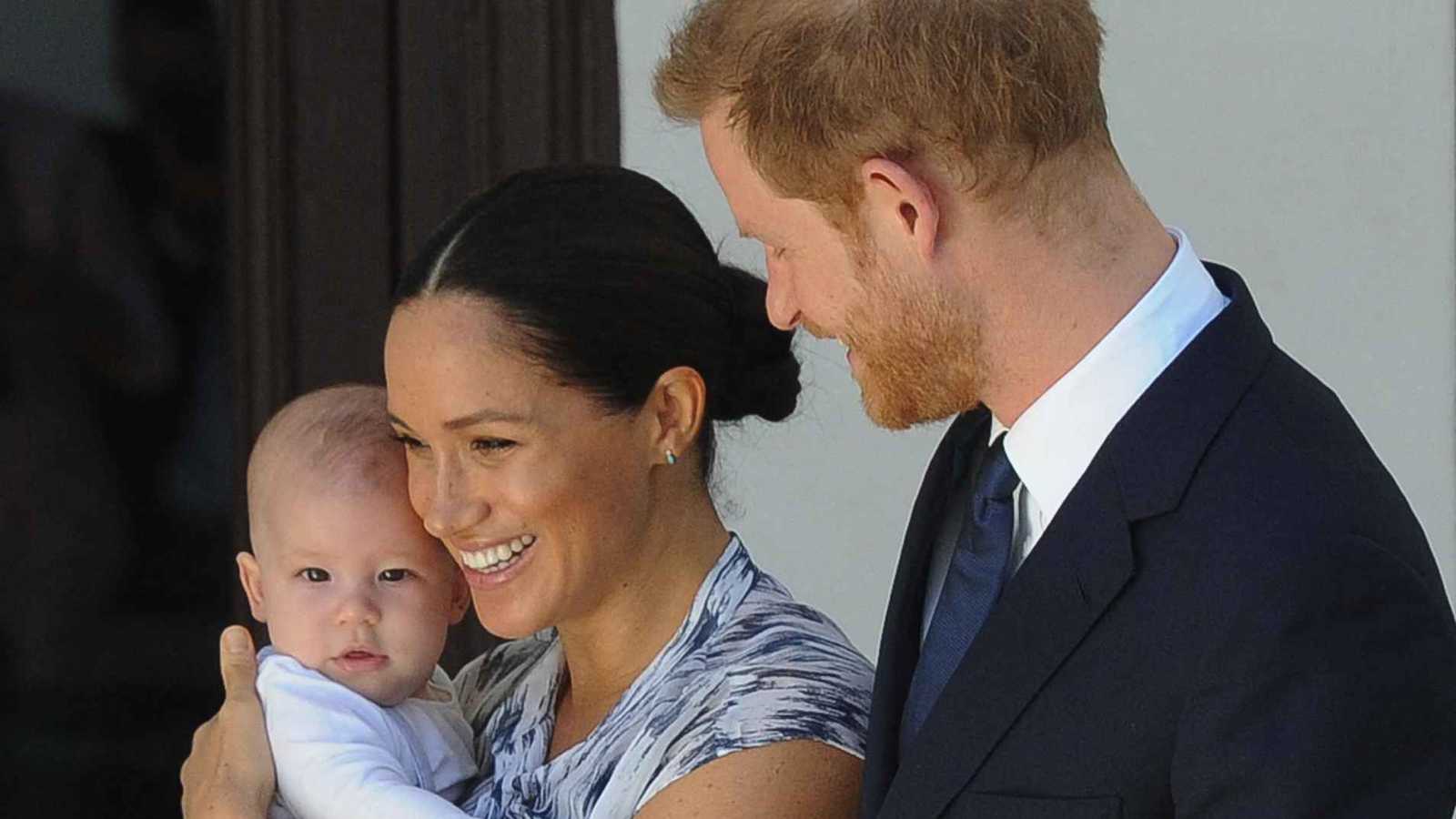 آرتشي يسحر والدته ميغان ماركل بمهاراته في التزلج 