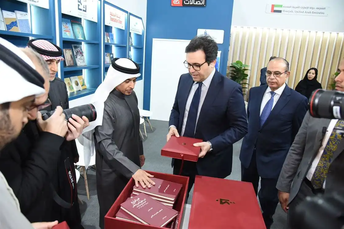 أحمد بن ركاض العامري الرئيس التنفيذي لهيئة الشارقة للكتاب ووزير الثقافة المصري أحمد هنو