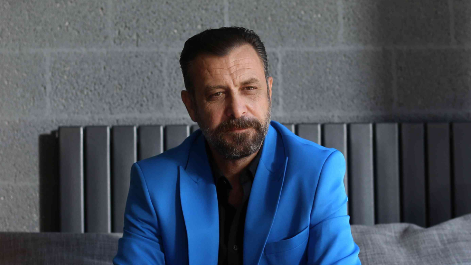 بالفيديو.. نجات إشلر نجم مسلسل "العائلة" يحدث ضحة بعد ضربه نادل