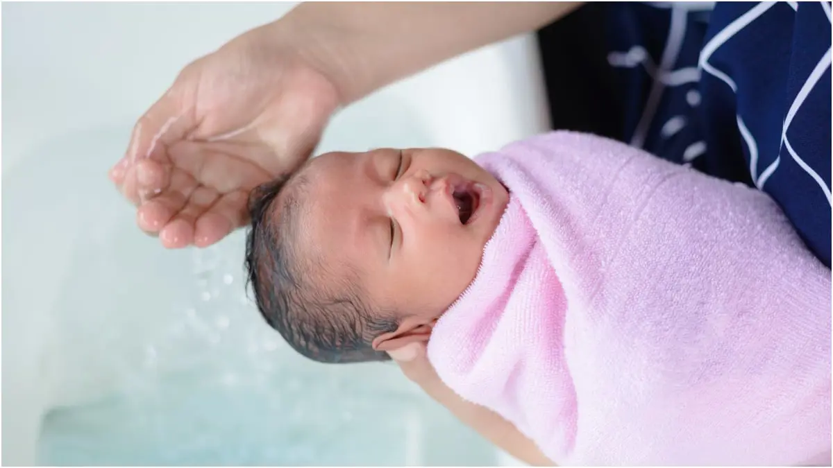 كم مرة يجب أن يخضع طفلك حديث الولادة للاستحمام؟