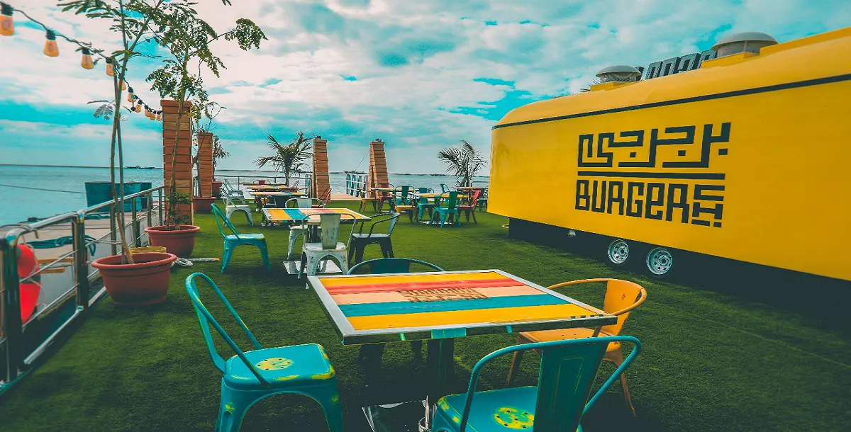 إطلاق أوّل مطعم عائم على شاطئ البطين في أبوظبي