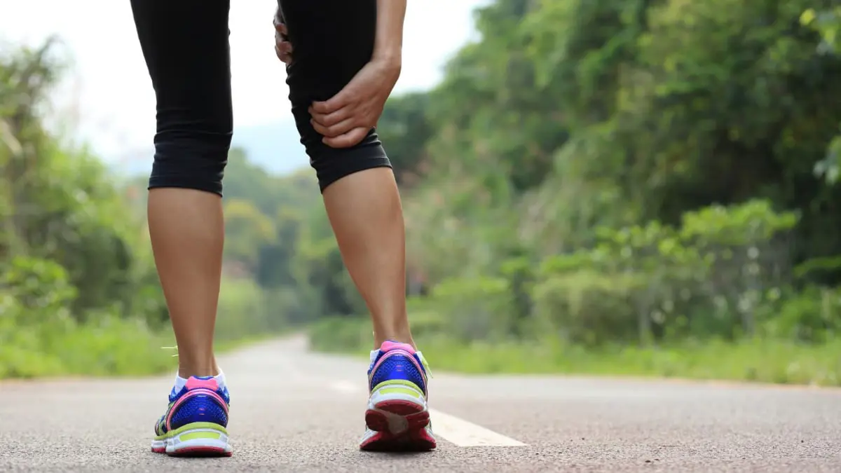 ما الذي يسبب آلام الساق الحادة المتقطعة؟