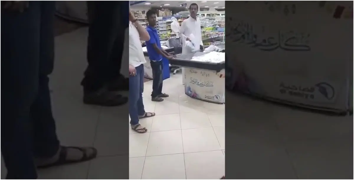 رجل يسيء لموظفة سعودية يشعل غضبا.. ومطالب بمحاسبته 