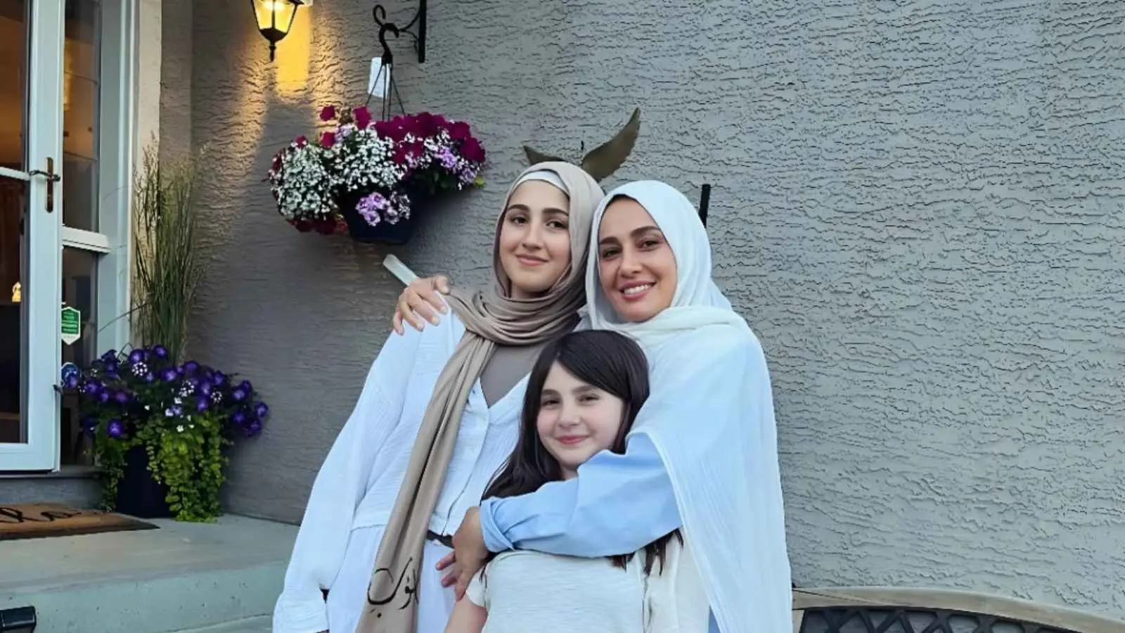 حلا شيحة تحتفل بالمليون الأول على يوتيوب مع بناتها