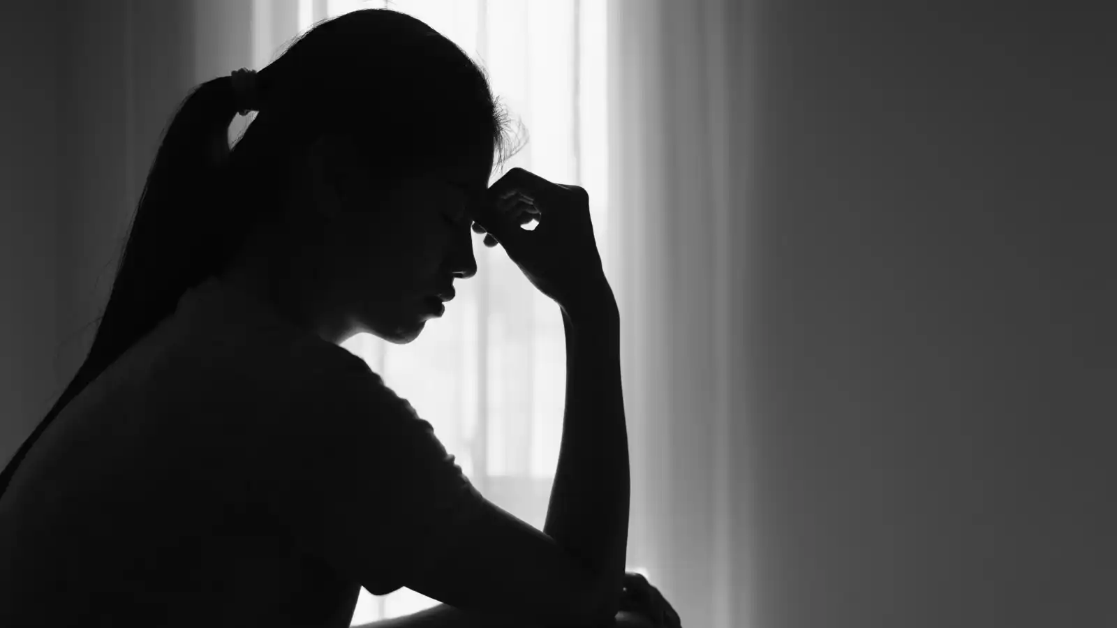 لماذا يؤثر القلق على النساء أكثر؟