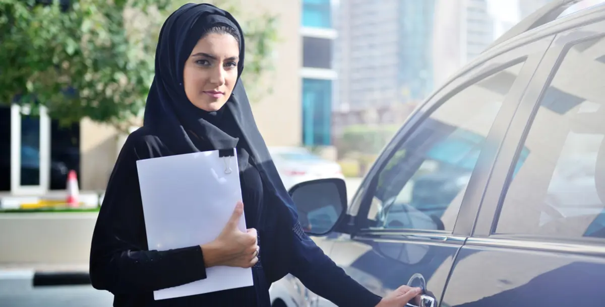 "استهزاء" بقدرة المرأة السعودية على القيادة.. فهل اعتاد الرجل أنْ يكون محور المجتمع؟