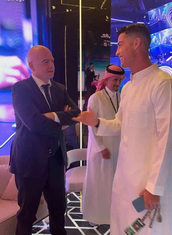 رونالدو بكامل أناقته بالثوب السعودي