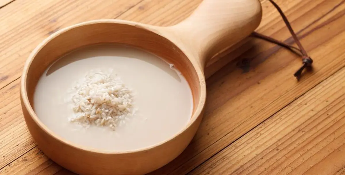 من تفتيح البشرة ومنع التجاعيد إلى العناية بشعرك.. 9 فوائد مذهلة لماء الأرز