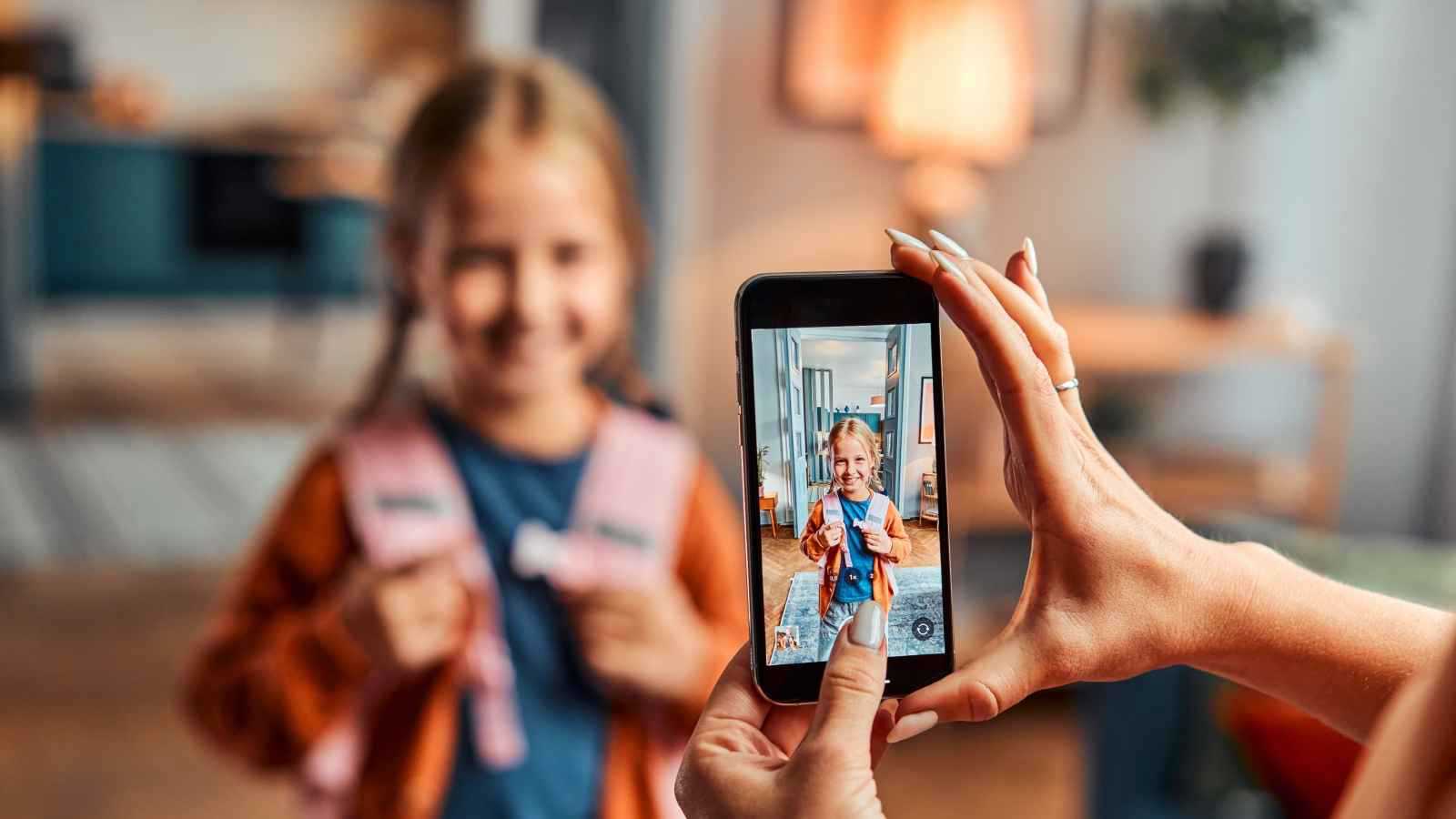 إتيكيت مشاركة الصور على السوشال ميديا.. أين يبدأ الخصوصي وأين ينتهي؟