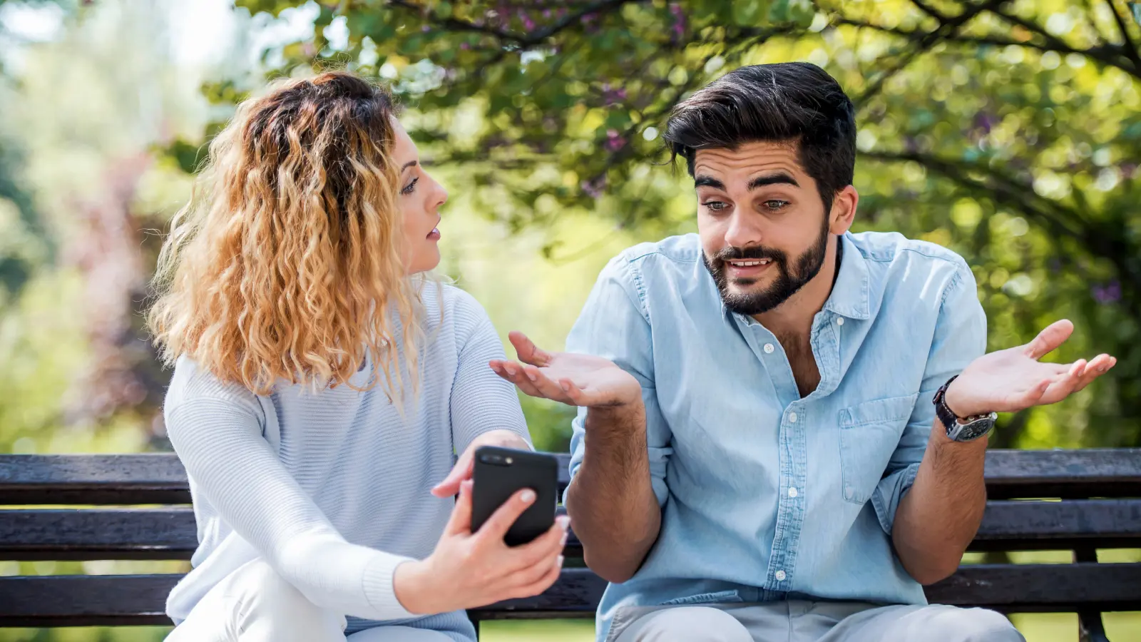 لهذه الأسباب نشعر بالغيرة في العلاقات