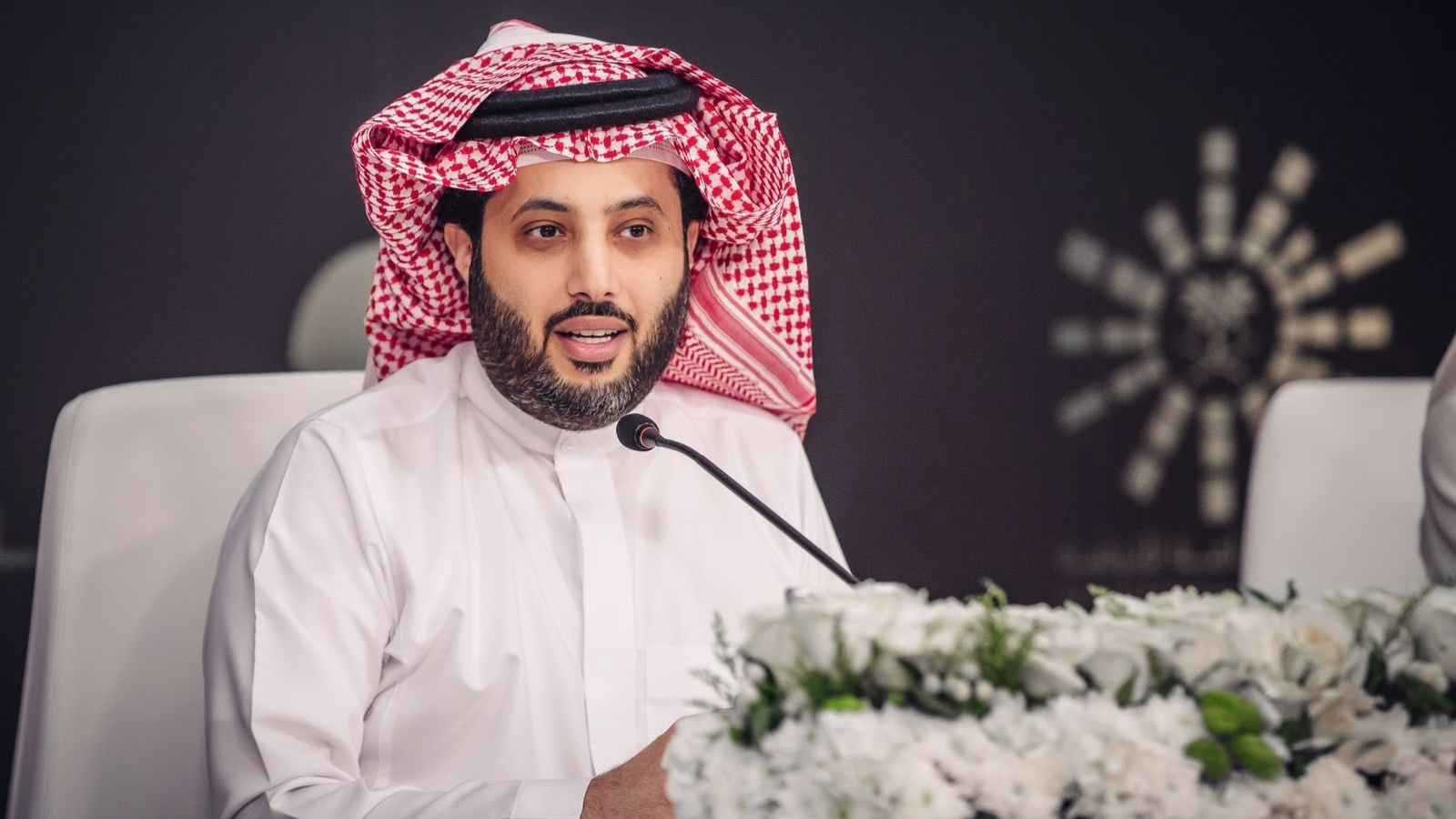 تركي آل الشيخ يحقق حلم فتى (فيديو)