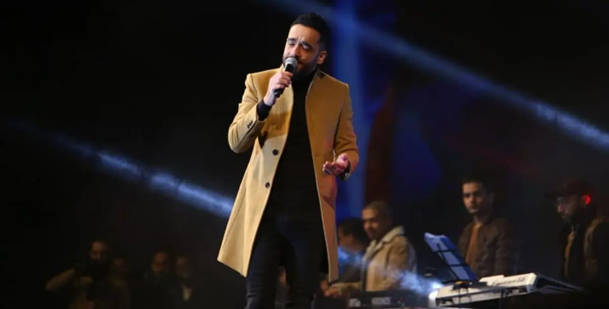 رامي جمال في أول حفل غنائي بعد مرضه.. لفتة إنسانية مميزة على المسرح!