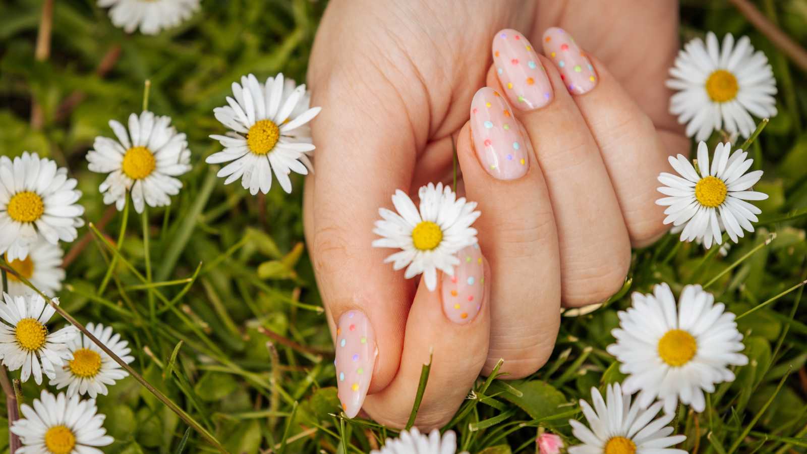 أظافر ربيع 2026 تناغم الألوان والتصاميم العصرية 