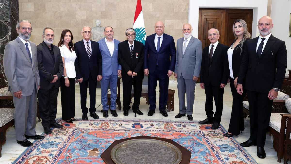 الرئيس اللبناني يكرم صلاح تيزاني ويقلّده وسام الاستحقاق