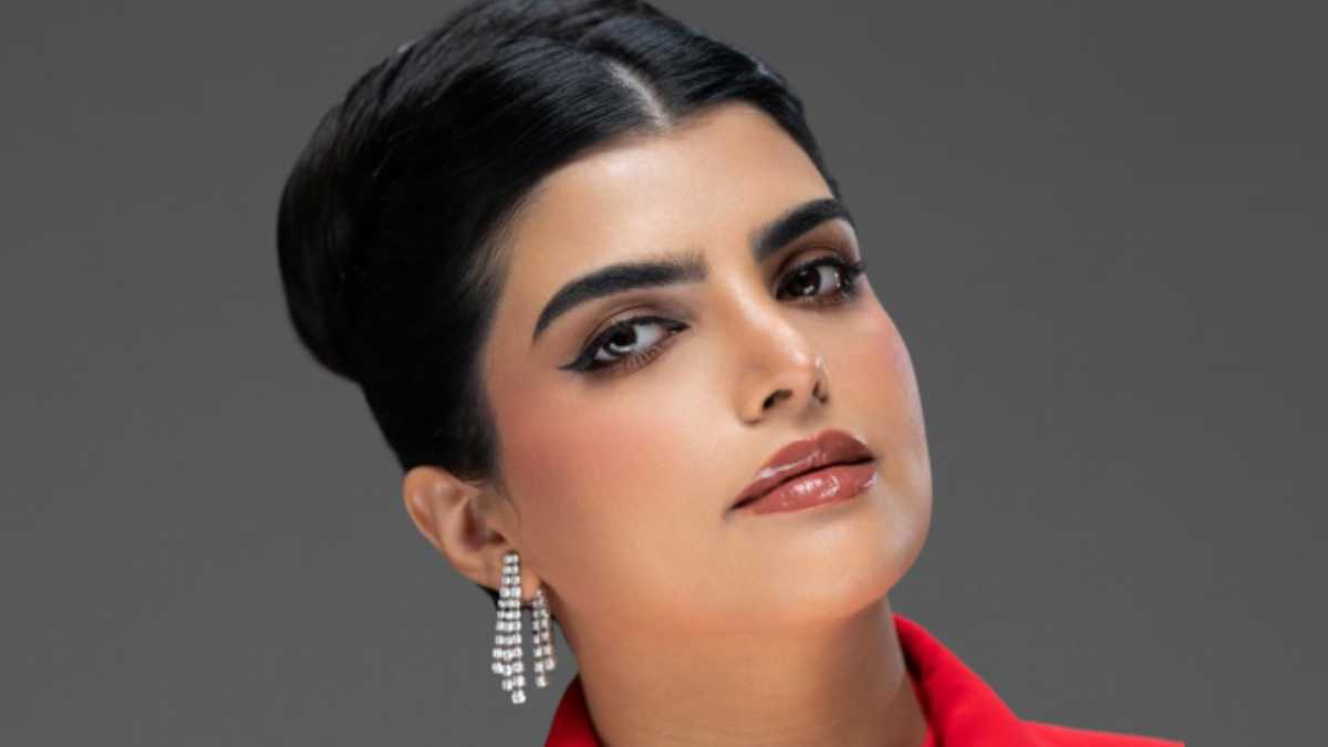 سارة الودعاني تعلّق على جدل خلعها للحجاب