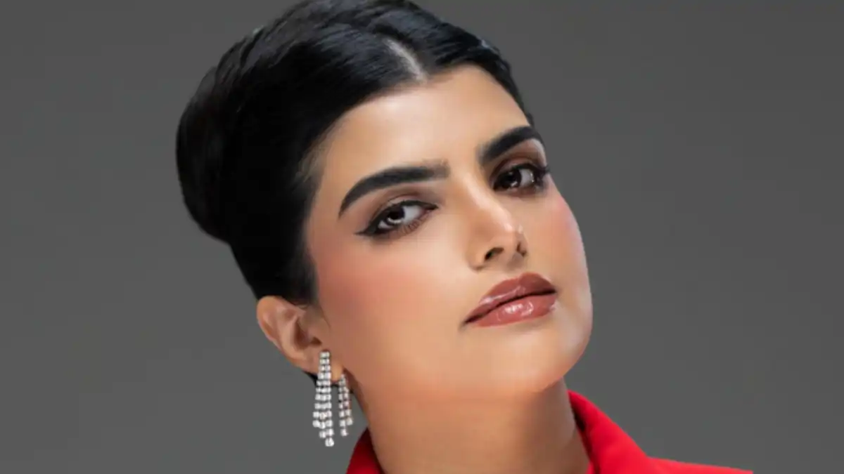 سارة الودعاني تعلّق على جدل خلعها للحجاب