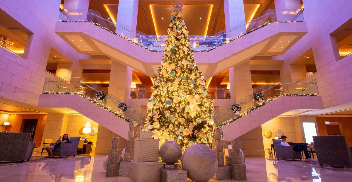 فندق الريتز-كارلتون مركز دبي المالي العالمي يستعدّ لاستقبال موسم الأعياد