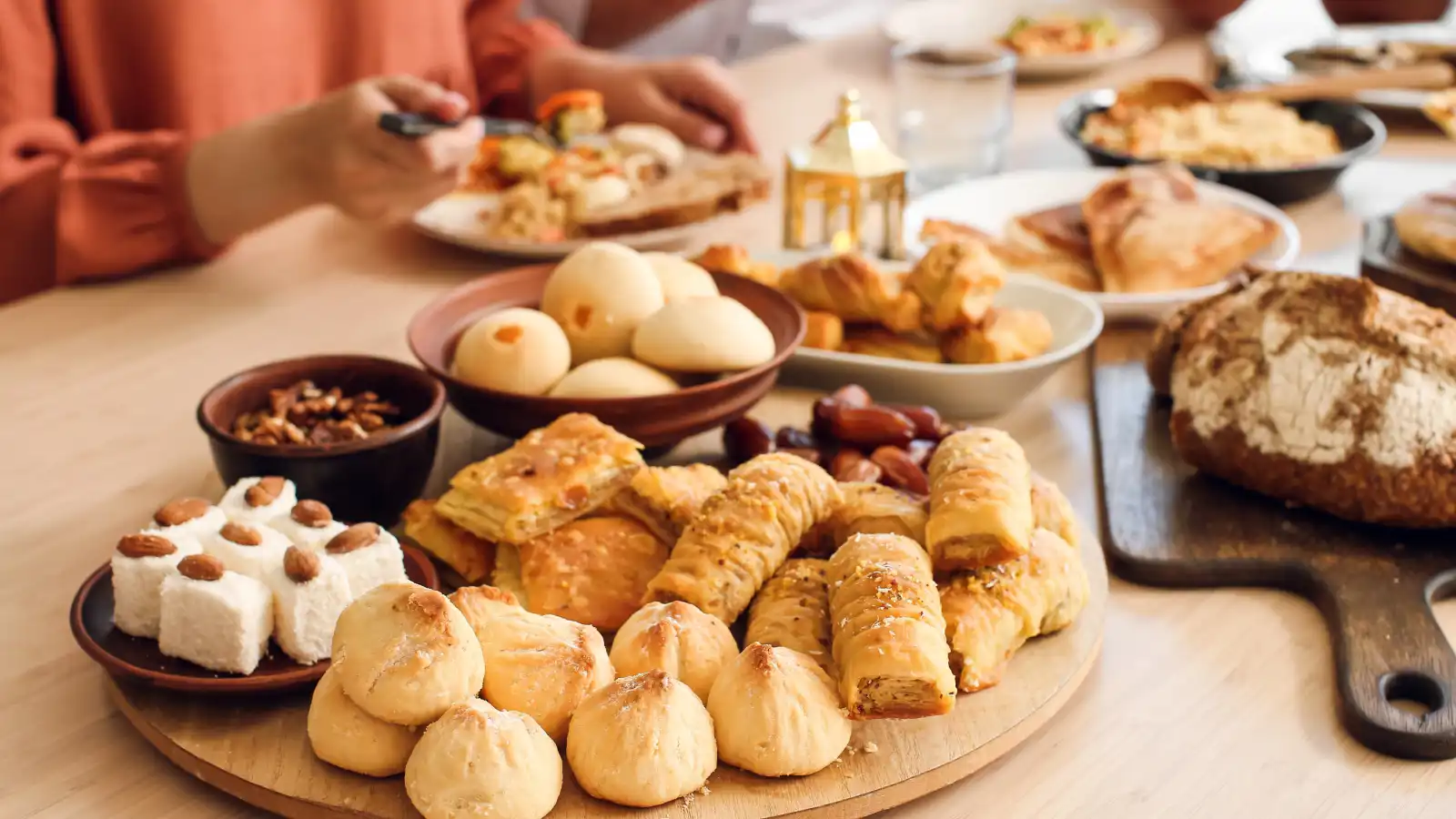 طرق مبتكرة لتزيين طاولة ضيافة عيد الفطر في منزلك