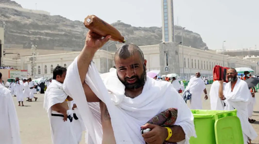 رجل يرطب جسده في الحج