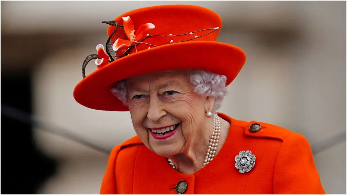 الملكة إليزابيث تطرد موظفة "حمالات الصدر" لهذا السبب