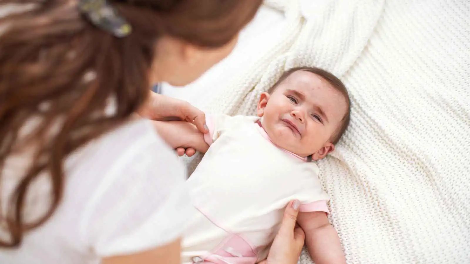 علامات جوع الرضيع وكيفية فهم لغة جسد طفلك