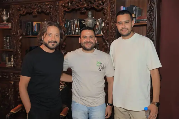 ما هو دور الفنان إنريكي أرسي في فيلم "موسم حصاد الكاكا"؟