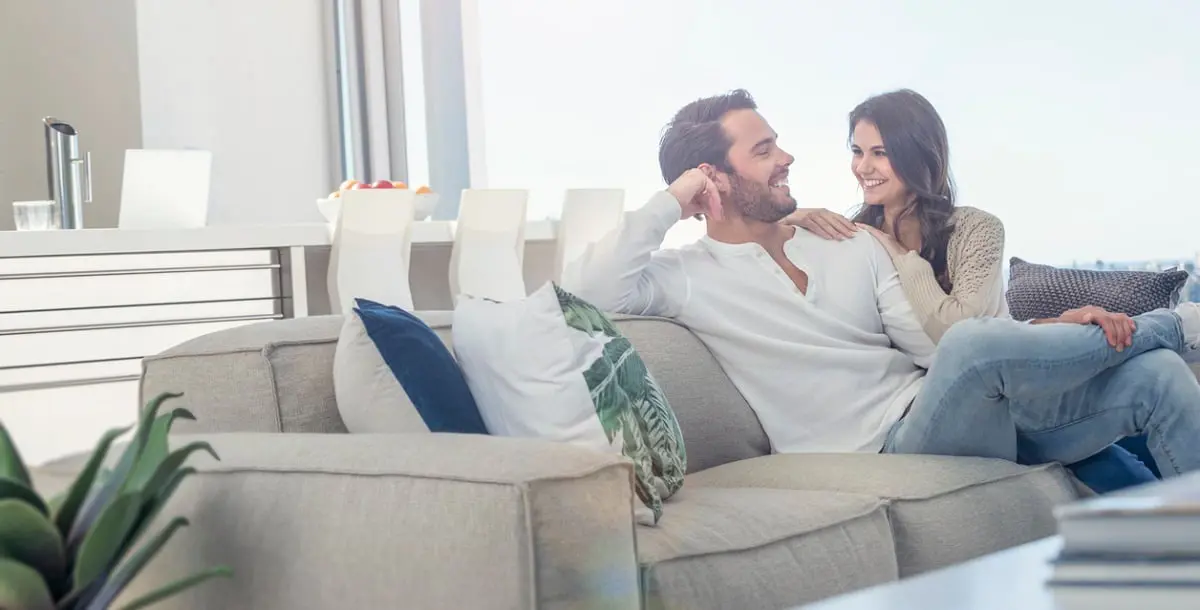 طريقة جلوسك على الأريكة مع شريكك تكشف خبايا عن علاقتكما!