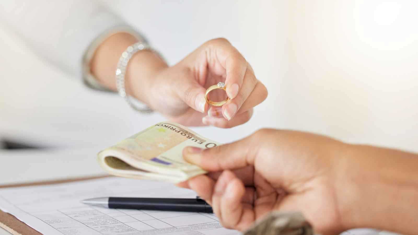 حلم بيع الذهب للمتزوجة.. خسارة أم بداية جديدة؟