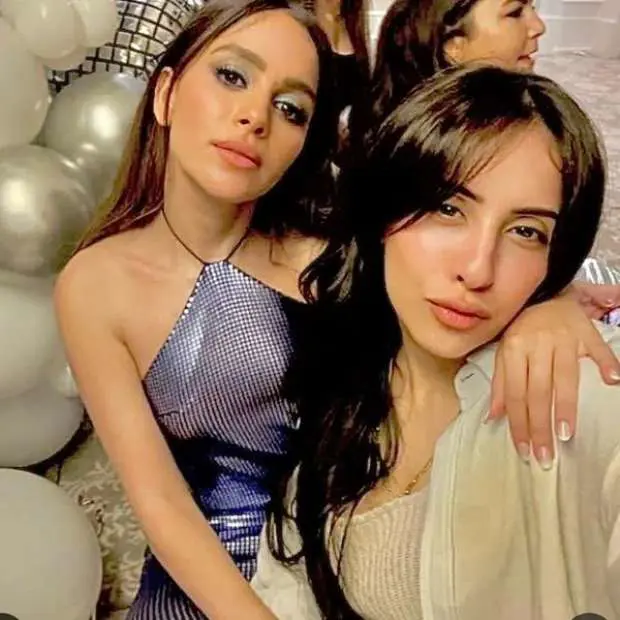 جميلة عوض مع صديقتها في ليلة الحنة قبل زفافها