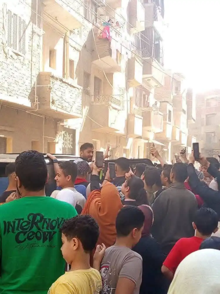 تامر حسمي يزور طفلة مريضة بالسرطان وحشد الجمهور حوله 