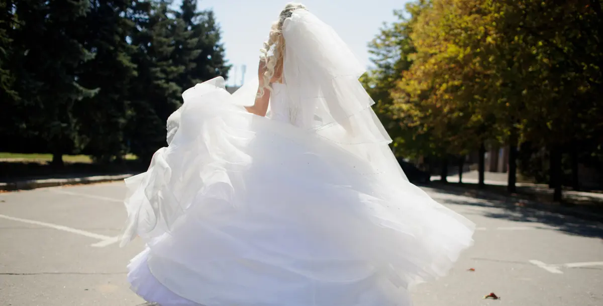 نجمة صينية ترتدي فستان زفاف ساحرًا من مئات الطبقات
