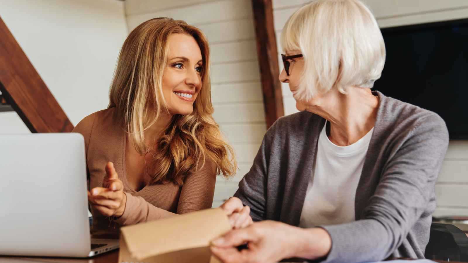 إتيكيت طلب مساعدة مالية من العائلة بذكاء