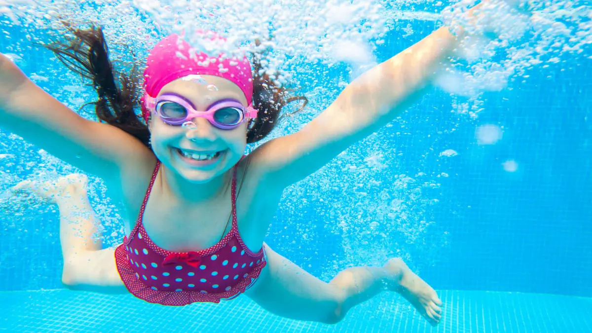 اختيار ملابس سباحة بهذه الألوان لطفلك تجنبه خطر الغرق