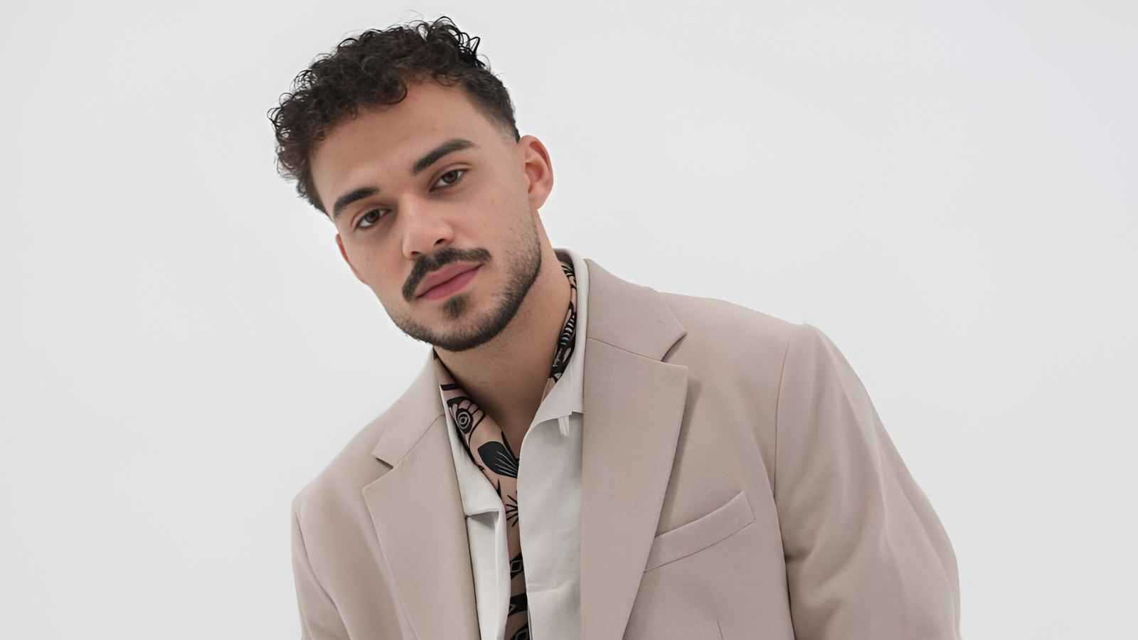 السيلاوي يكشف سبب انفصاله عن زوجته بعد ارتباط قصير 