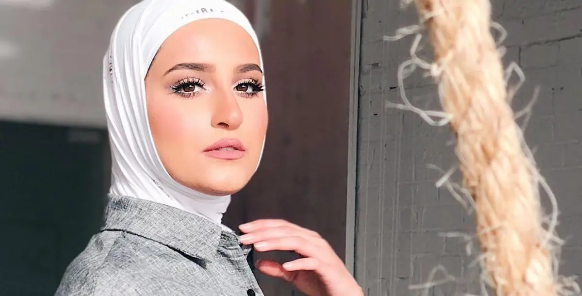 دلال الدوب: الحجاب لم يعق شهرتي.. والناس تحبنا لأننا نقدِّم الجمال!