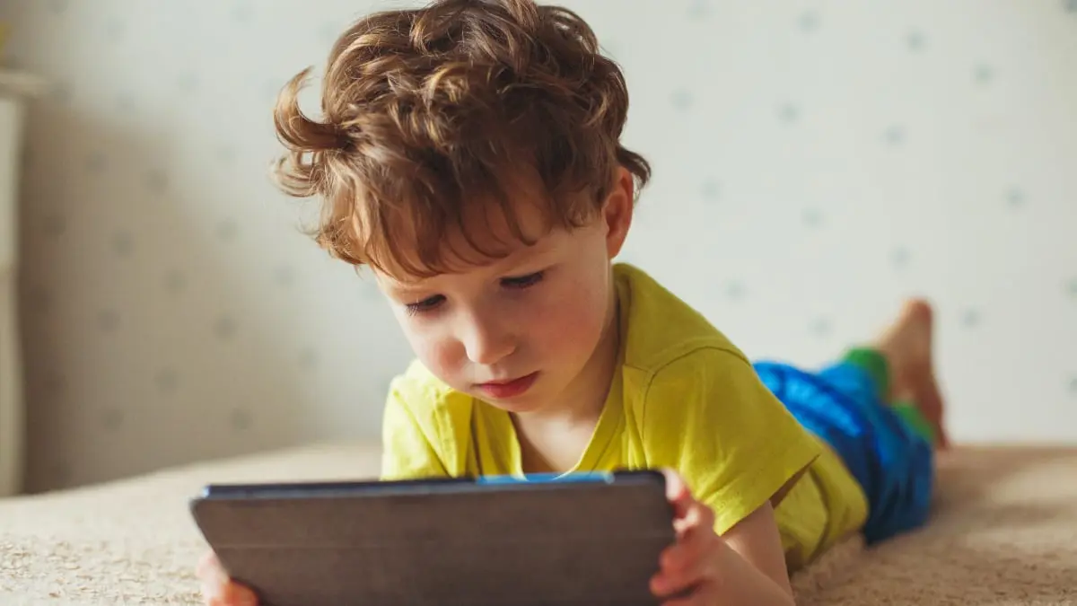 ما يجب أن تعرفيه حول قضاء طفلك وقتًا أمام الشاشة
