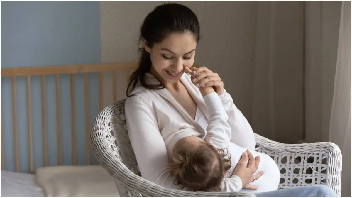 هل يجب أن تمتنع الأم عن منتجات الألبان أثناء الرضاعة الطبيعية؟