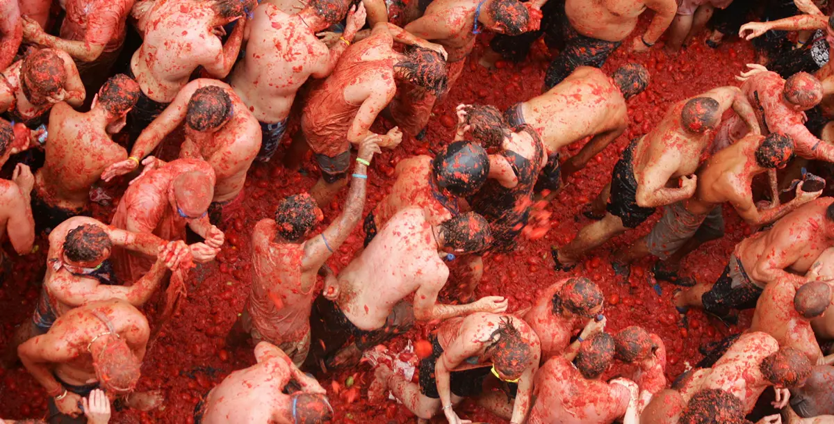 بالصور.. مهرجان الطماطم أكثر فعاليات العالم جنوناً
