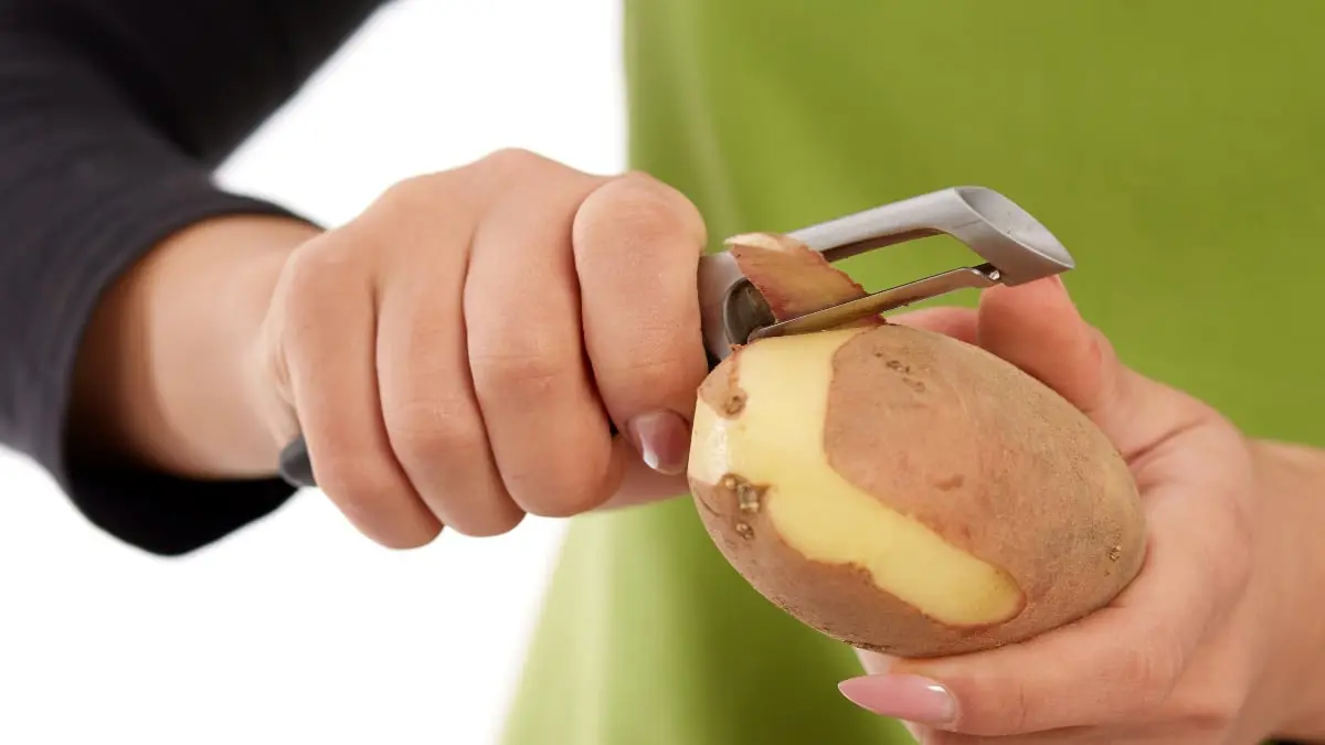 احتفظي بقشور البطاطا واستفيدي منها..فيها من الفوائد ما لا يخطر ببالك