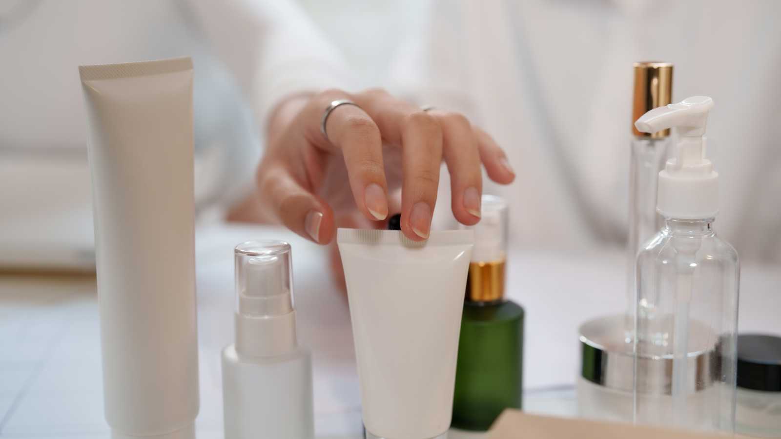 اختيار مستحضرات التجميل الصديقة للبيئة.. أسرار الجمال المستدام 