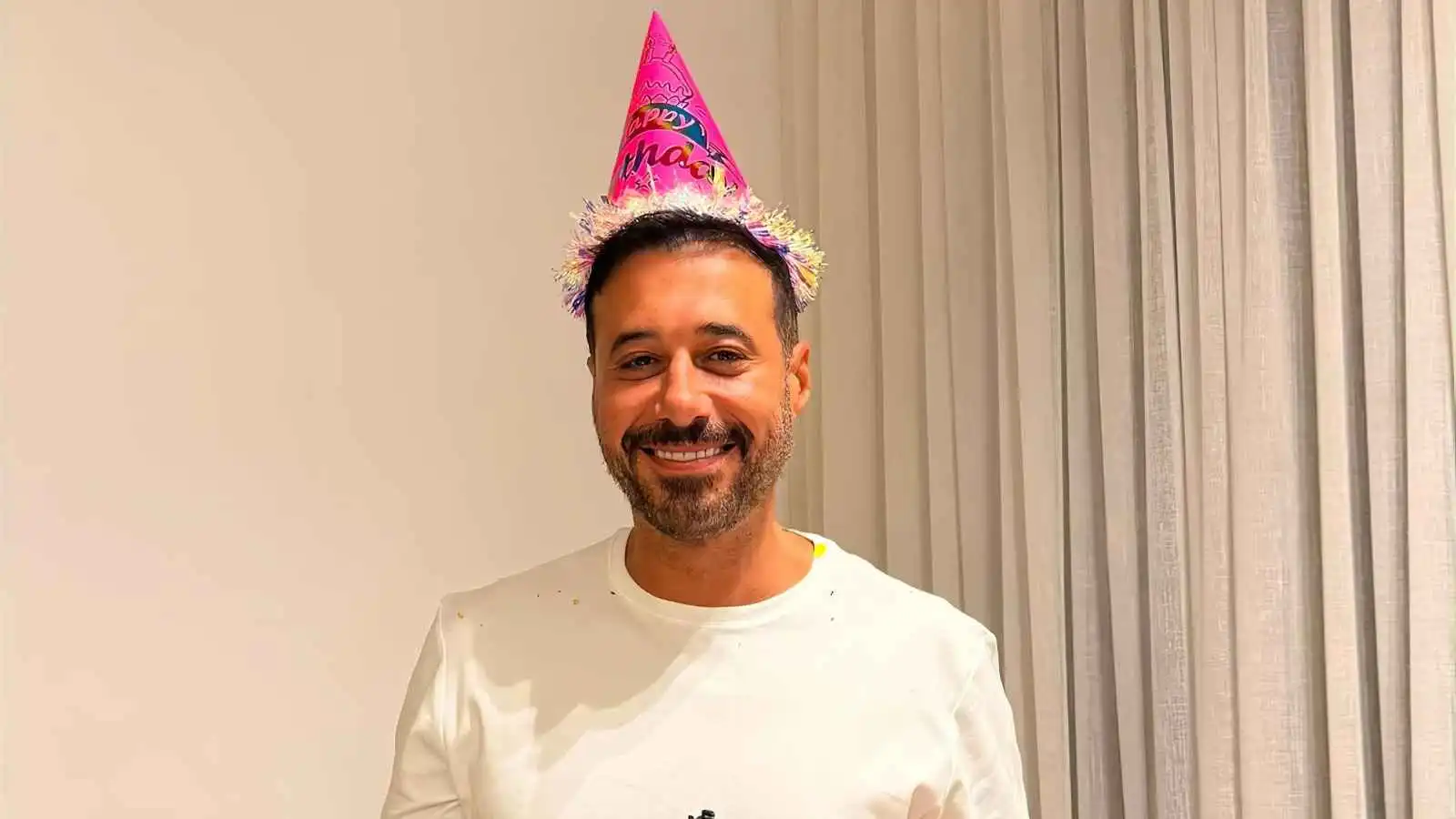 أحمد السعدني يحتفل بعيد ميلاده وسط أسرته وأصدقائه