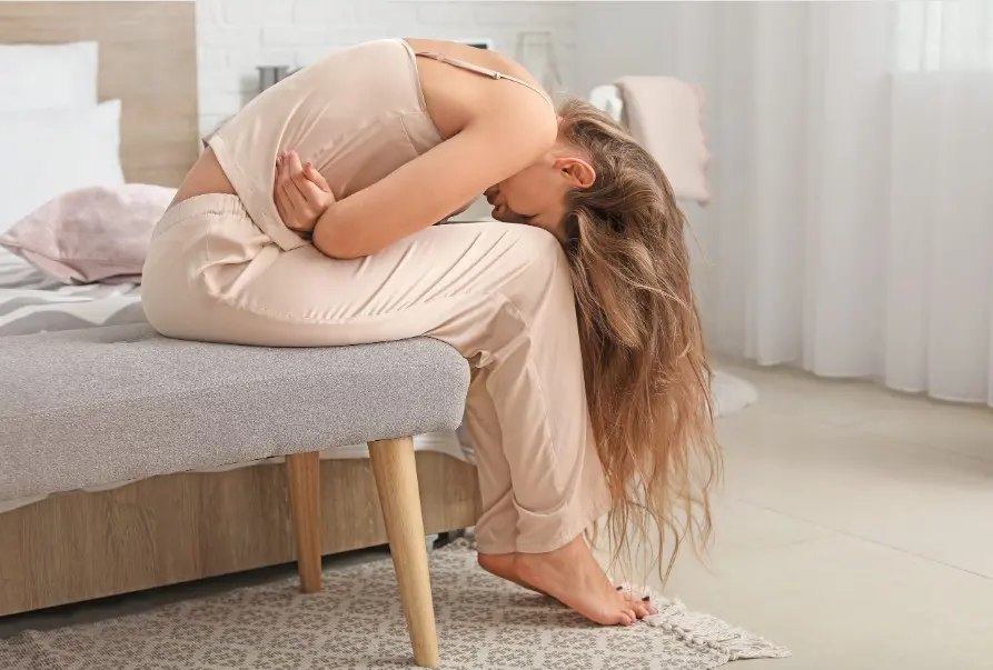 فتاة تعاني من أعراض بطانة الرحم المهاجرة