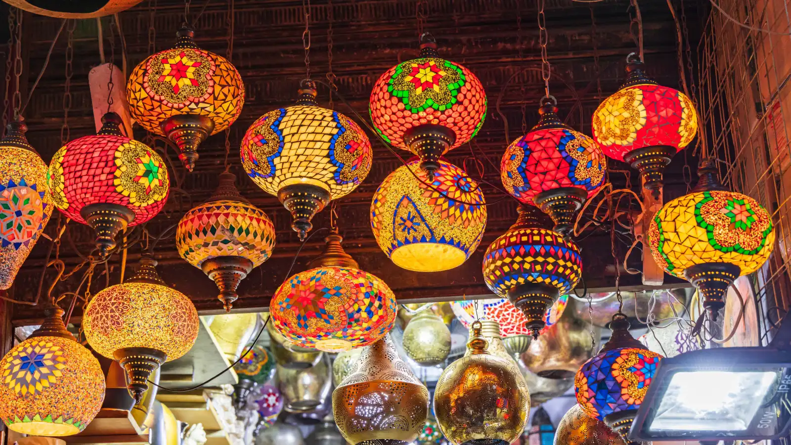 القاهرة في رمضان سحر الفوانيس والأحياء التاريخية