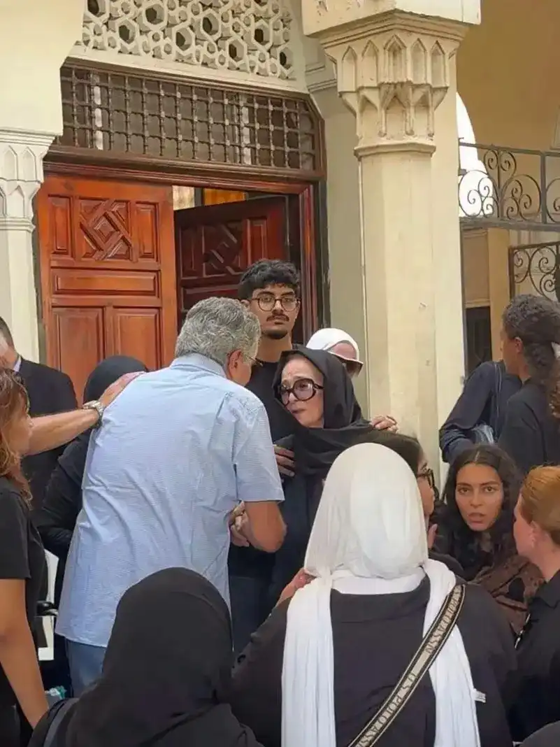 نجلاء فتحي في جنازة ابنتها