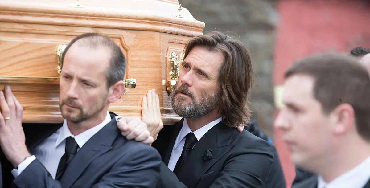 كيري يحمل نعش حبيبته السابقة في مراسم جنازتها