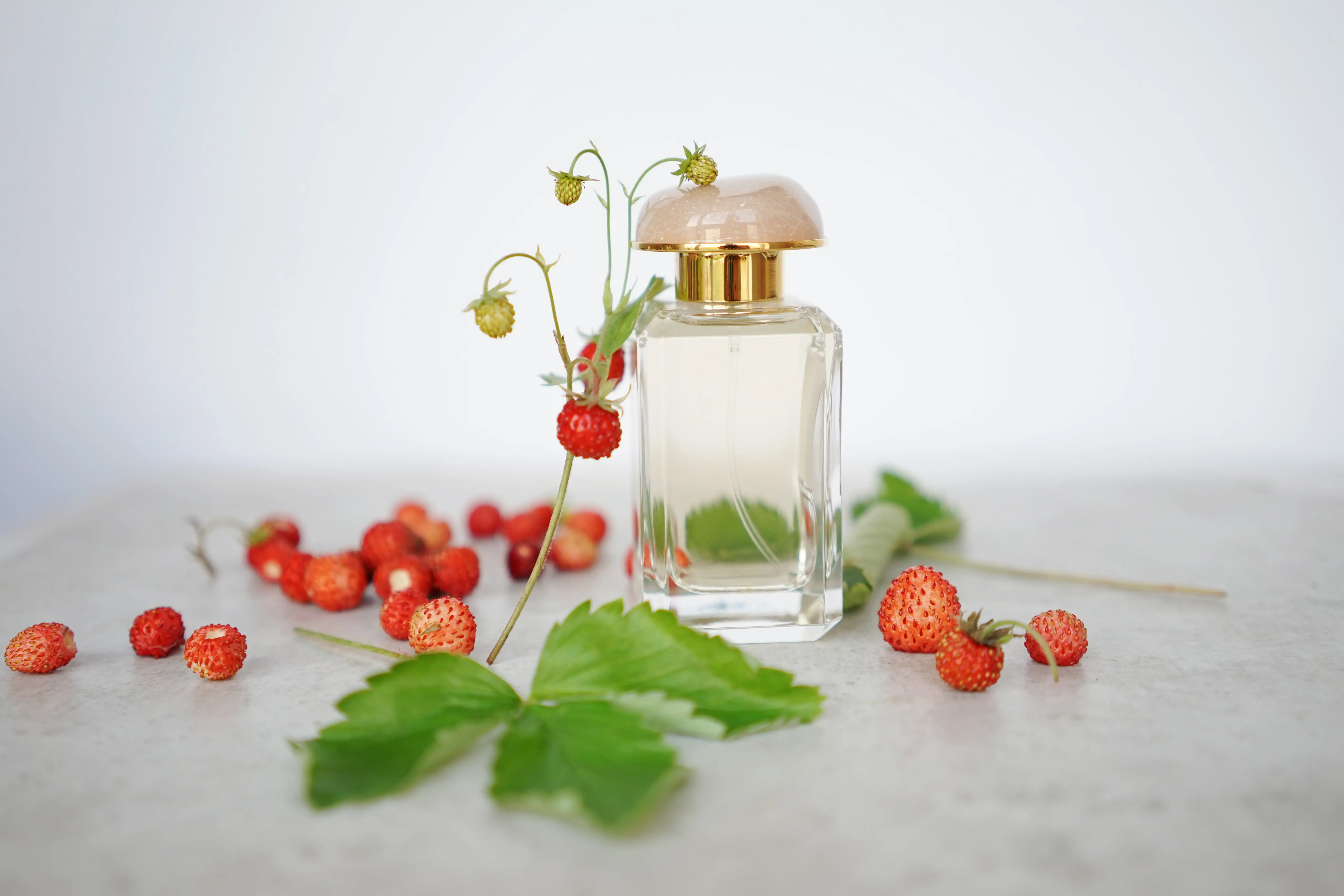 عطور صيفية غنية بالفراولة