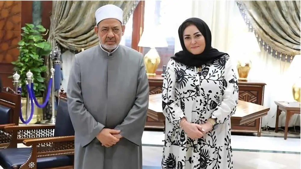 نهال عنبر والصورة المتداوله لها مع شيخ الأزهر