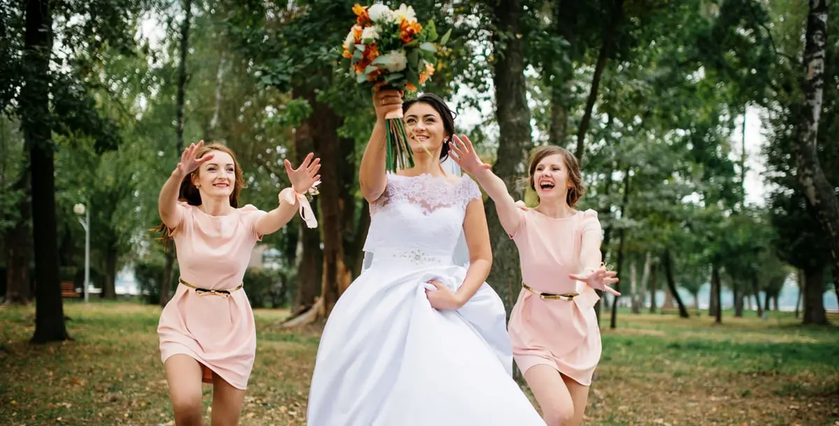 ما السرّ وراء رمي العروس لباقة الورد في حفل زفافها؟