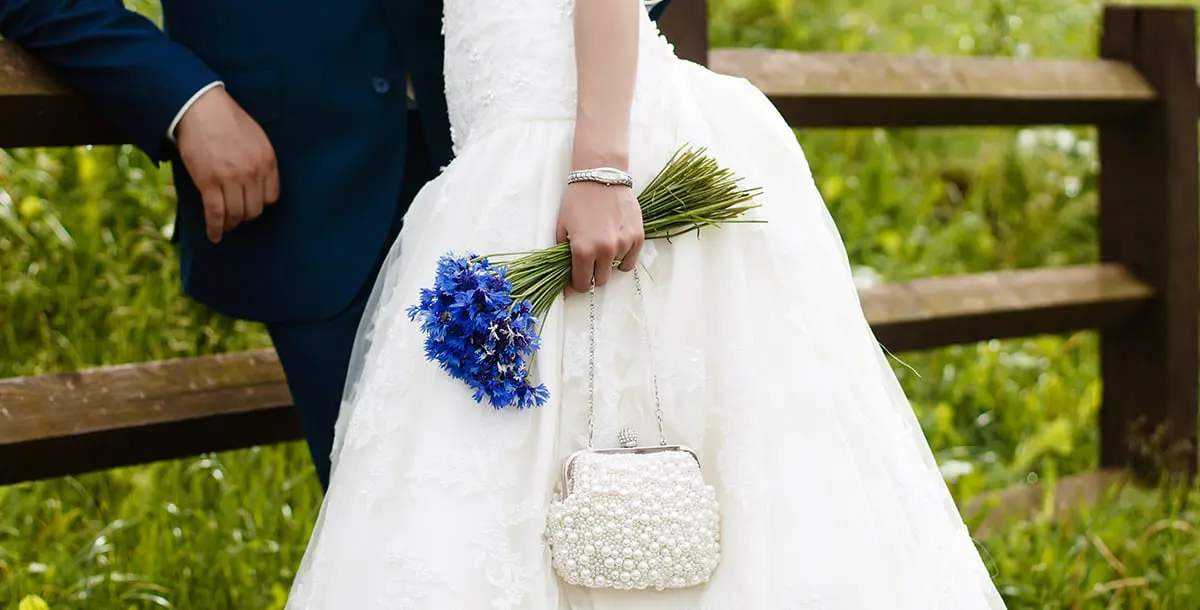 للعروس العصرية..أكملي إطلالتك بأجمل تصاميم حقيبة "الكلتش"!